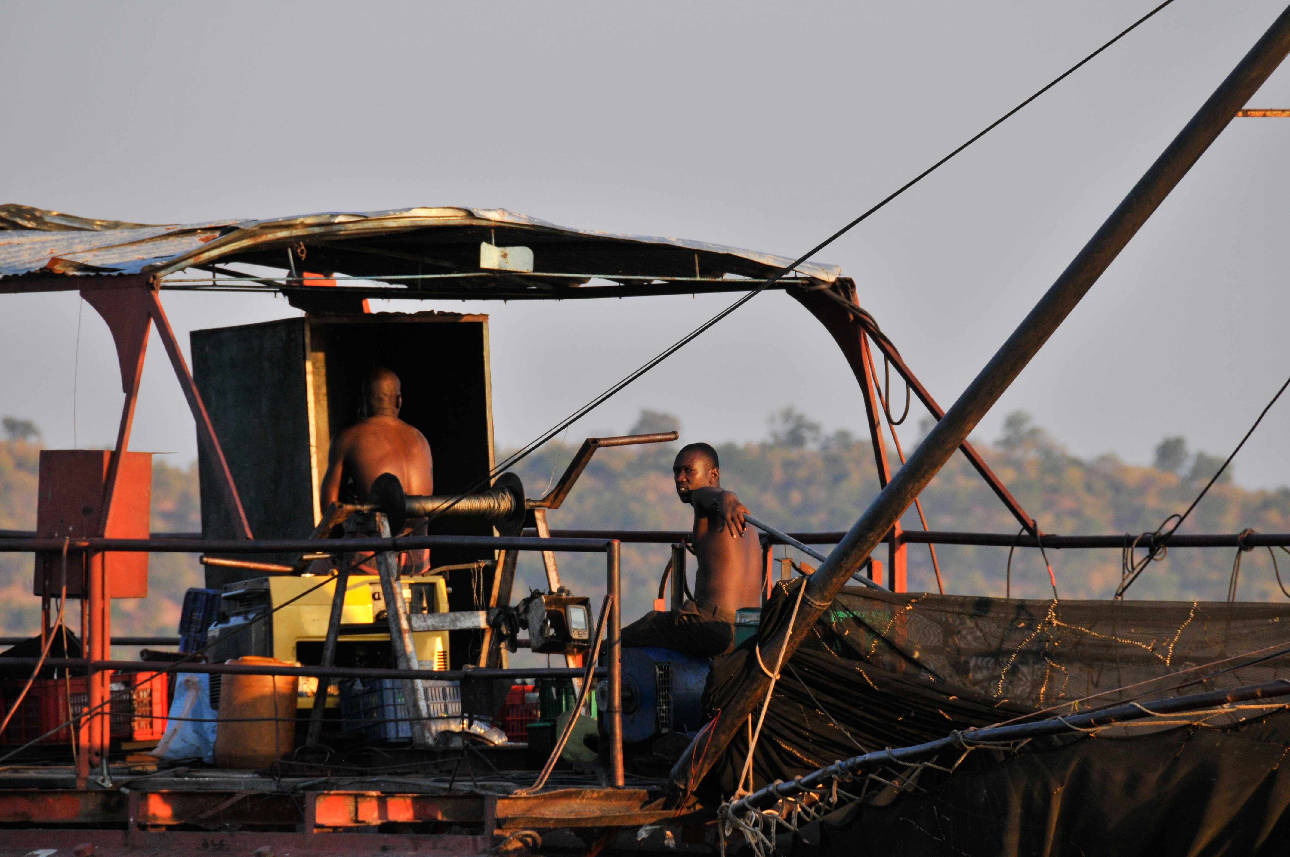 Boat_LakeKariba.jpg