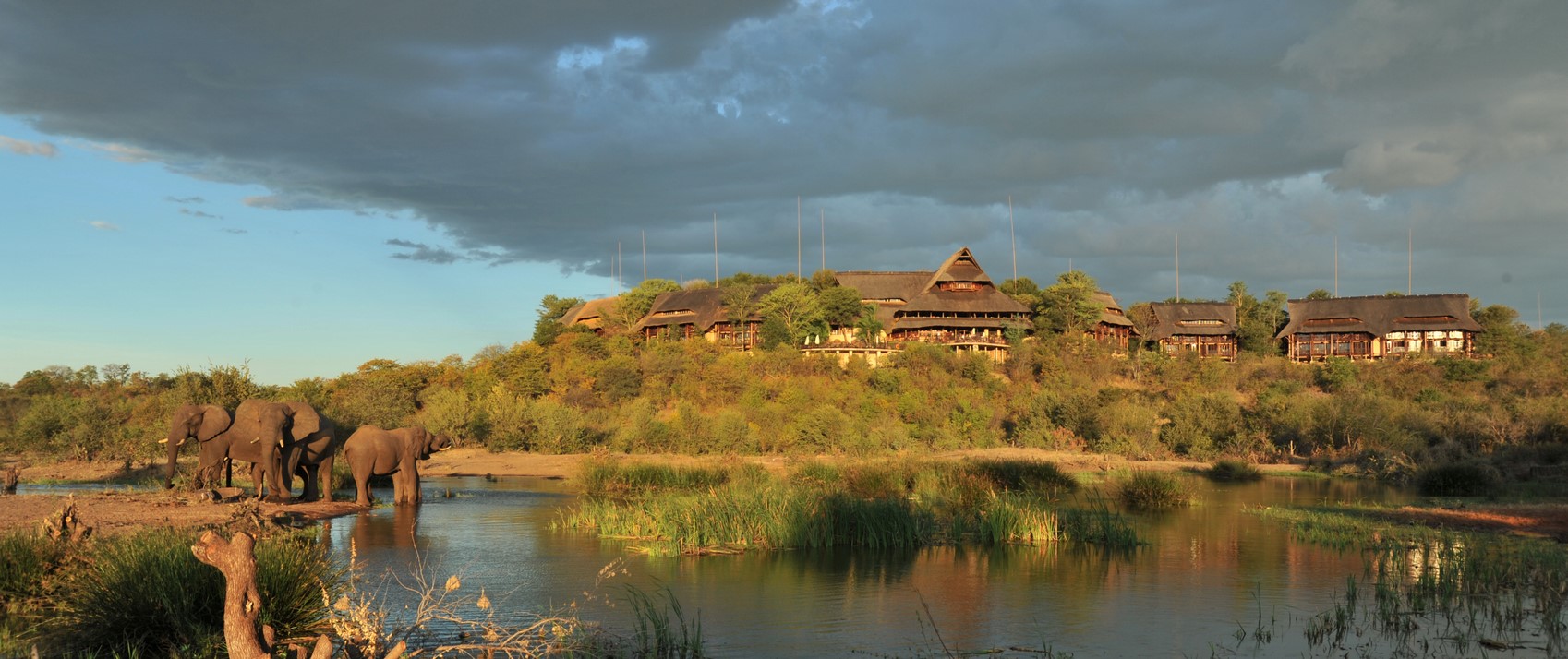 Victoria_Falls_safari_lodge006.JPG