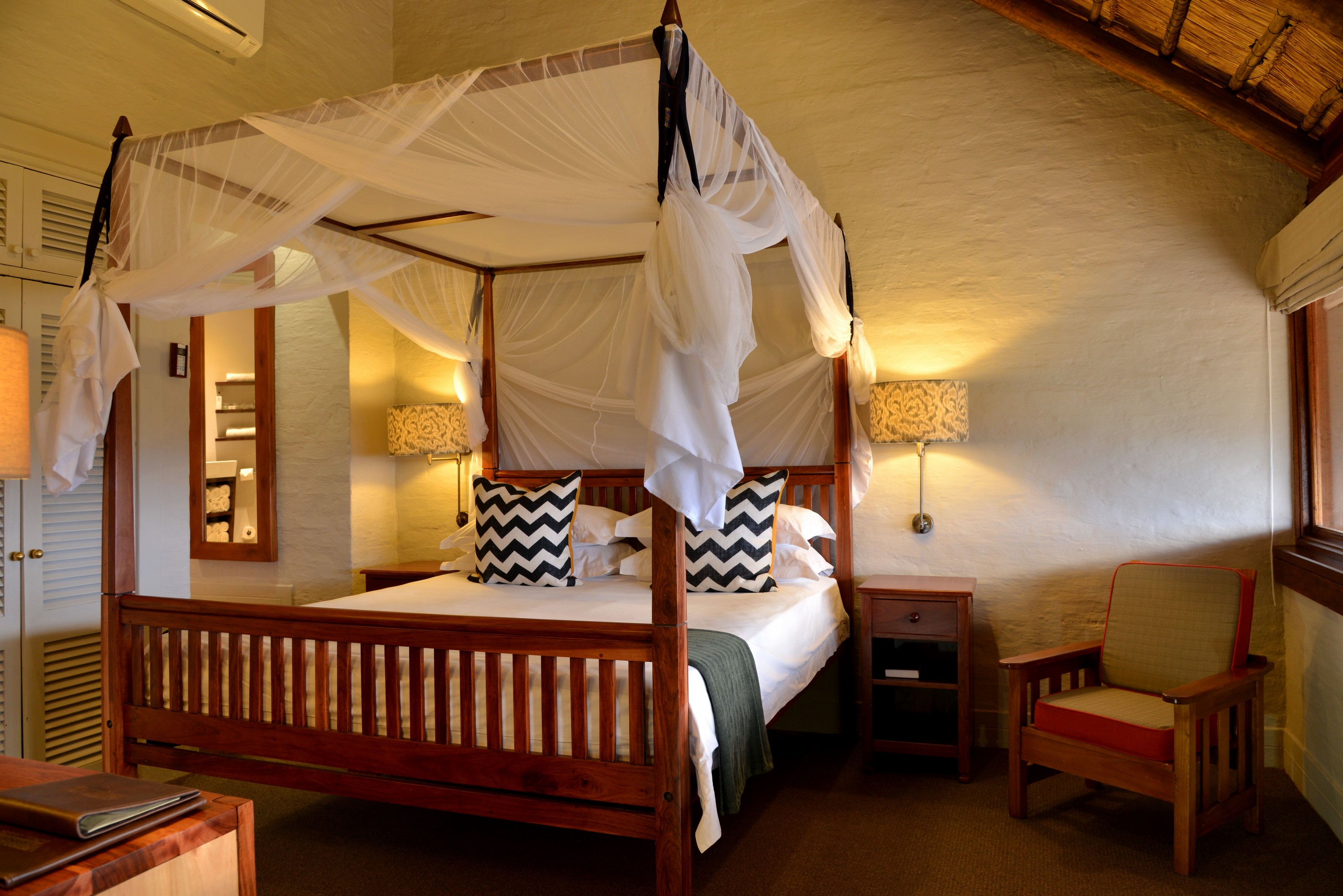Victoria_Falls_safari_lodge002.JPG