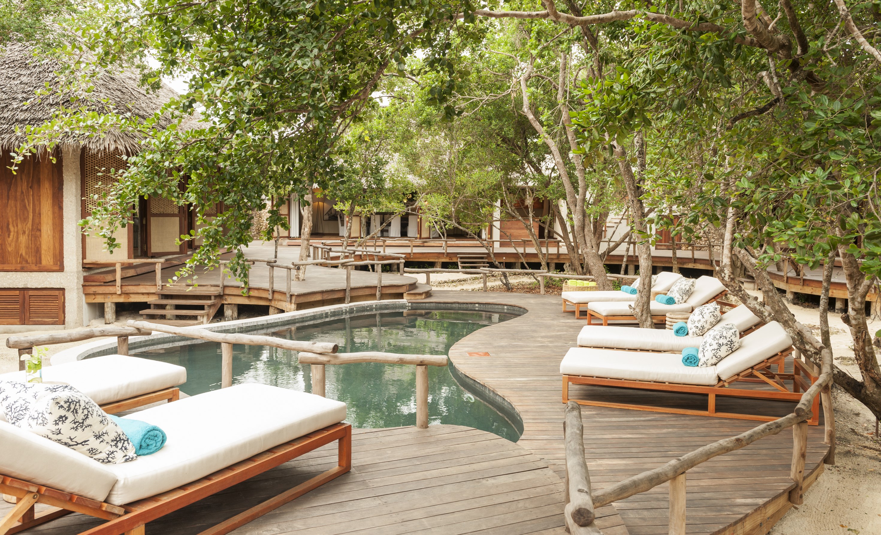 MZ_swimmingpoolarea_&Beyond