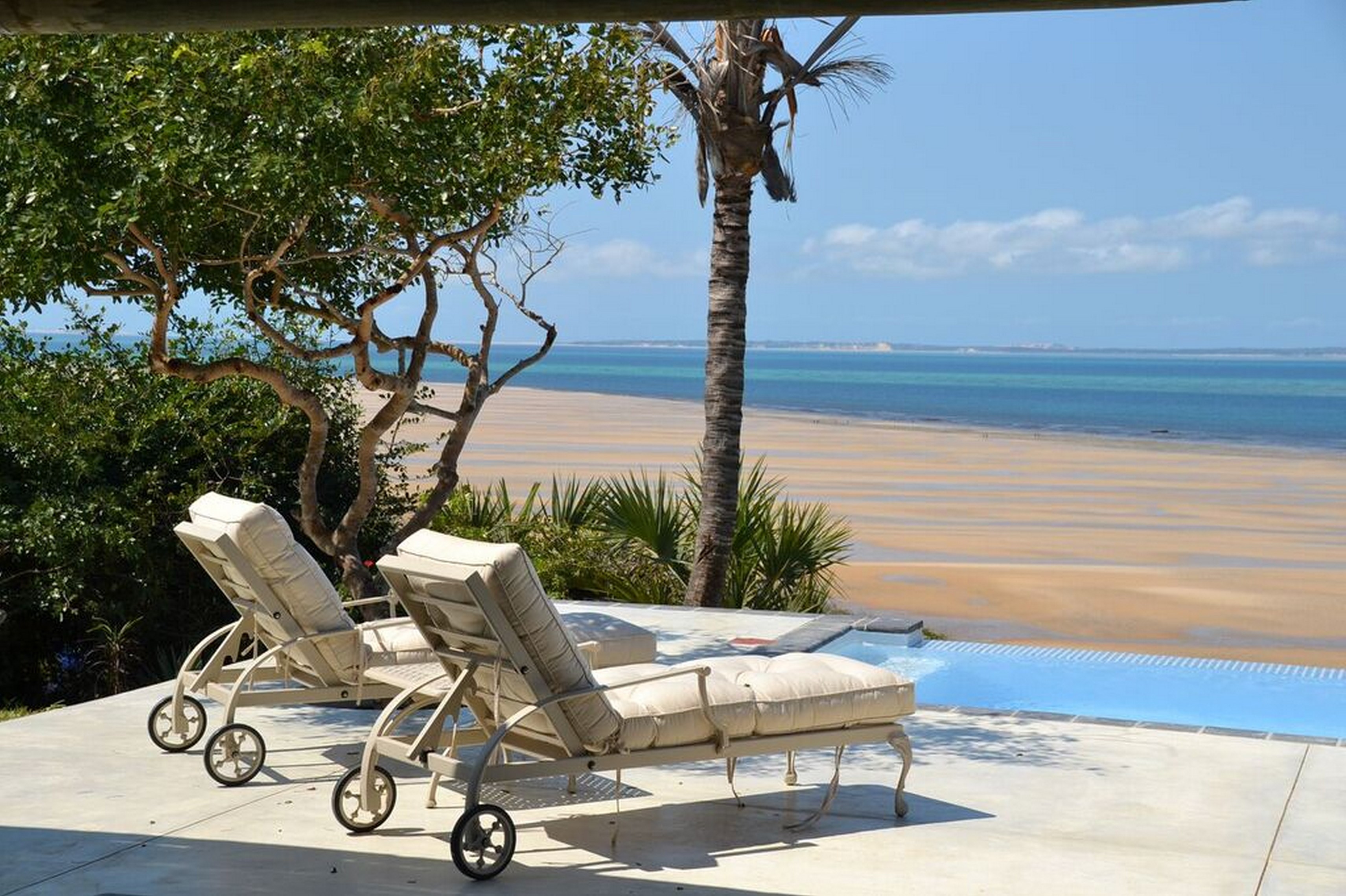 MZ_PoolLoungers_Santorini